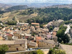 una vista aérea de un pueblo en las montañas en La Casa della Nonna en Cammarata