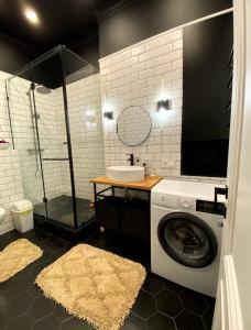 La salle de bains est pourvue d'un lave-linge et d'un lavabo. dans l'établissement Квартира студия, à Almaty