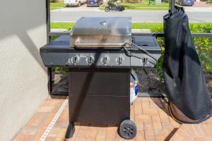 a barbecue grill with a pan on top of it at Blue Stylish Charming Villa with Pool near Disney in Kissimmee