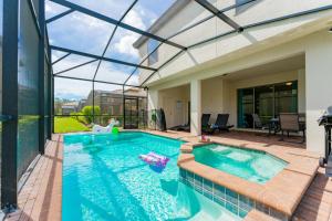 einen Pool in einem Haus mit Glasdecke in der Unterkunft Blue Stylish Charming Villa with Pool near Disney in Kissimmee
