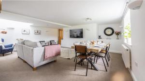 Posezení v ubytování Romantic Couples' Getaway - at Ty Cerrig Barn with luxury hot tub + 26 fotografií