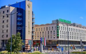 duży budynek z znakiem na górze w obiekcie Hotel Gromada Warszawa Centrum w Warszawie