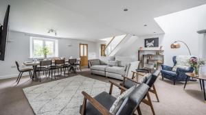 Posezení v ubytování Romantic Couples' Getaway - at Ty Cerrig Barn with luxury hot tub