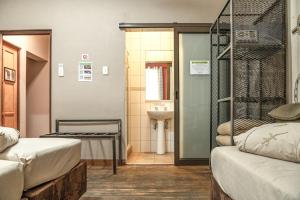 Chameleon Backpackers & Guesthouse tesisinde bir oturma alanı