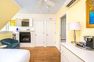 1 dormitorio con 1 cama y chimenea en Admiral's Landing, en Provincetown