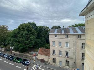 una vista aérea de un edificio con coches estacionados al lado en LE COCON VERSAILLAIS en Versailles