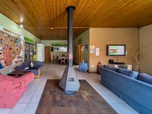 Chameleon Backpackers & Guesthouse tesisinde bir oturma alanı