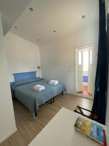 1 dormitorio con cama, mesa y ventana en La Casa della Nonna en Cammarata