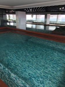 une grande piscine avec un grand fond d'eau dans l'établissement ATRIA SOFO Suites Petaling Jaya, Fantastic City-Wide View, Designed Suites, Spacious & Quiet Studio by Flexihome-MY, à Petaling Jaya