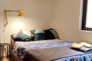 Un dormitorio con una cama con almohadas. en Apartamento El Rastro - La Latina, en Madrid