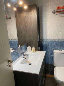 y baño con lavabo blanco y aseo. en Apartamento Aguadulce Playa, en Roquetas de Mar