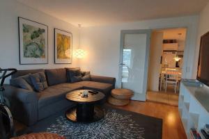 uma sala de estar com um sofá e uma mesa em Nice and cozy flat em Nuuk