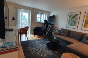 salon z kanapą i stołem w obiekcie Nice and cozy flat w mieście Nuuk