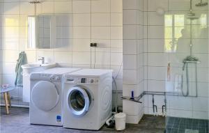 Vallsta的住宿－6 Bedroom Nice Apartment In Vallsta，一间带盥洗盆的浴室内的洗衣机