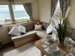 Svetainės erdvė apgyvendinimo įstaigoje Stunning Hillside Sea View 2-Bed in Barmouth
