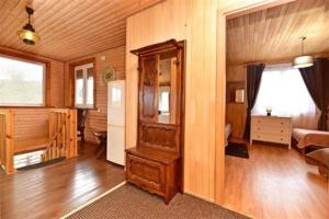una sala de estar con una habitación con una pared de madera en Sodyba Sauletekis en Ignalina