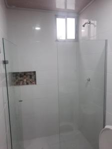 baño con ducha y puerta de cristal en HOTEL MAR DEL CARIBE, en Soledad