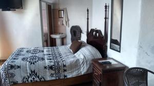 una persona acostada en una cama en un dormitorio en Cabaña Aurora, en Zirahuén
