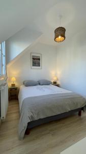 een slaapkamer met een groot bed en 2 lampen bij Maison vue sur la Baie de Canche in Étaples