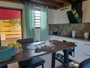 Kuchyň nebo kuchyňský kout v ubytování Charmant chalet avec jacuzzi, L'île Ô Vert