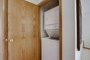 uma pequena cozinha com frigorífico e micro-ondas em Sunrise Suites - Lakefront - Location Location em Wisconsin Dells