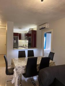 cocina y comedor con mesa y sillas en Apartamento Aguadulce Playa, en Roquetas de Mar