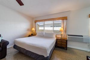 Un dormitorio con una cama grande y una ventana en The Desoto - Oceanview Inn, en Hollywood