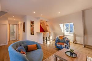 sala de estar con 2 sillas azules y mesa en Soft time - Luxury flat - Historic Centre Honfleur, en Honfleur
