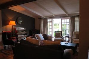 Broadlands Country House的休息区