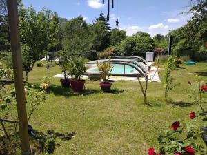 un barco en un patio con macetas en La Longère des Gillettes, en Bézenet