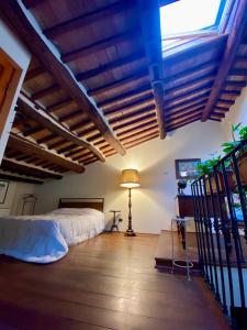 1 dormitorio con 1 cama y 1 lámpara en una habitación en Borgo di Piero, en Sansepolcro