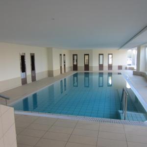 ein großer Pool in einem Gebäude in der Unterkunft Lord Nelson App. 302 in Cuxhaven