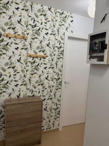 a room with a wall with a floral wallpaper at Apartamento de Ensueño in Garrucha