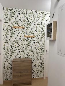 a room with a wall with a floral wallpaper at Apartamento de Ensueño in Garrucha