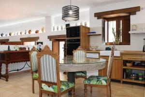 una cucina con tavolo e sedie e una sala da pranzo di Molino de La Médica Casa Rural de Lujo en Gredos a Candeleda