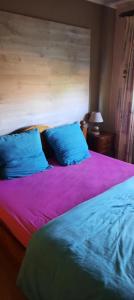 Een bed of bedden in een kamer bij L'Etape gourmande, chambres d'hôtes