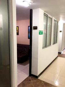 une porte ouverte dans un couloir avec une chambre dans l'établissement Apartahotel en el eje cafetero cerca al Parque del Café, à Montenegro