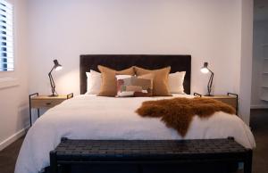 Katil atau katil-katil dalam bilik di Genoa - Sleeps 6 - Lakefront Apartment