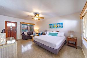 1 dormitorio con 1 cama y sala de estar en The Desoto - Oceanview Inn, en Hollywood