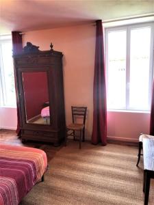 Katil atau katil-katil dalam bilik di L'hôte des voyageurs en pays limousin 2