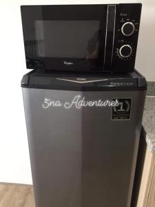 Una cocina o cocineta en Lovely Studio Condominiums at Mesavirre Garden Residences Bacolod