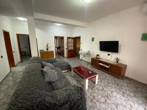 uma sala de estar com dois sofás e uma televisão em Tirana Apartment em Tirana