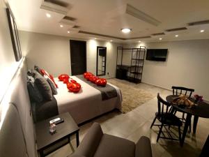 - une chambre avec un lit doté d'oreillers rouges dans l'établissement Pousada Serra & Jardim, à Bom Jardim da Serra