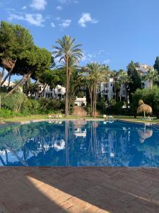 Bazén v ubytovaní Sea view Penthouse Marbella in "el Señorio de Marbella" alebo v jeho blízkosti