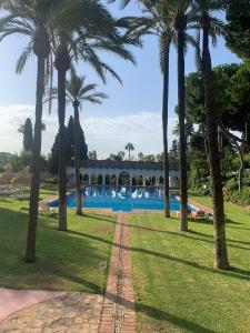 Bazén v ubytovaní Sea view Penthouse Marbella in "el Señorio de Marbella" alebo v jeho blízkosti