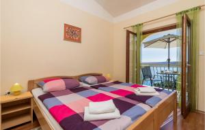 Posteľ alebo postele v izbe v ubytovaní Cozy Apartment In Lukovo Sugarje + 21 fotografií