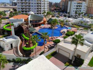 una vista aérea de una piscina en un complejo en Las Palmas Resort Condo 603 with amazing sea view, en Puerto Peñasco