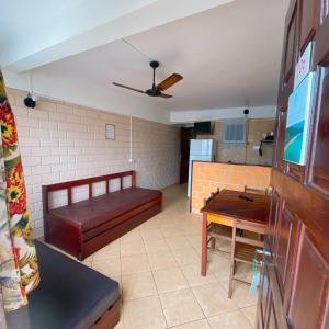uma sala de estar com um sofá e uma mesa em Chales Virena em Ubatuba
