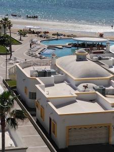 un complejo con 2 piscinas y una playa en Las Palmas Resort Condo 403 with amazing sea view, en Puerto Peñasco