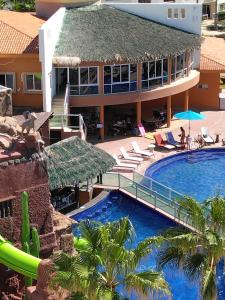 un complejo con piscina y un edificio en Las Palmas Resort Condo 403 with amazing sea view, en Puerto Peñasco